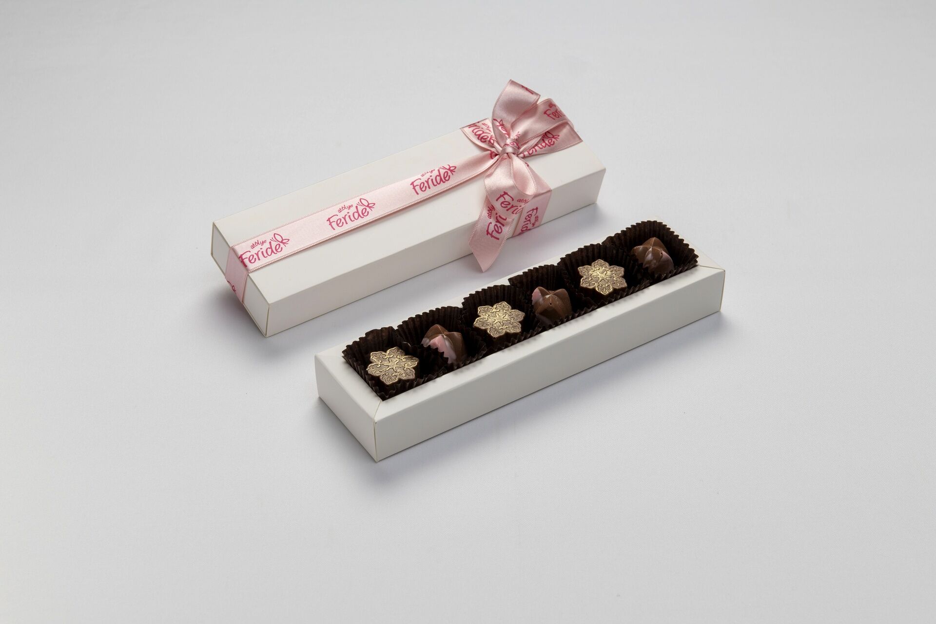 Artizan Vişne ve Çilek Ganaj Dolgulu Çikolata