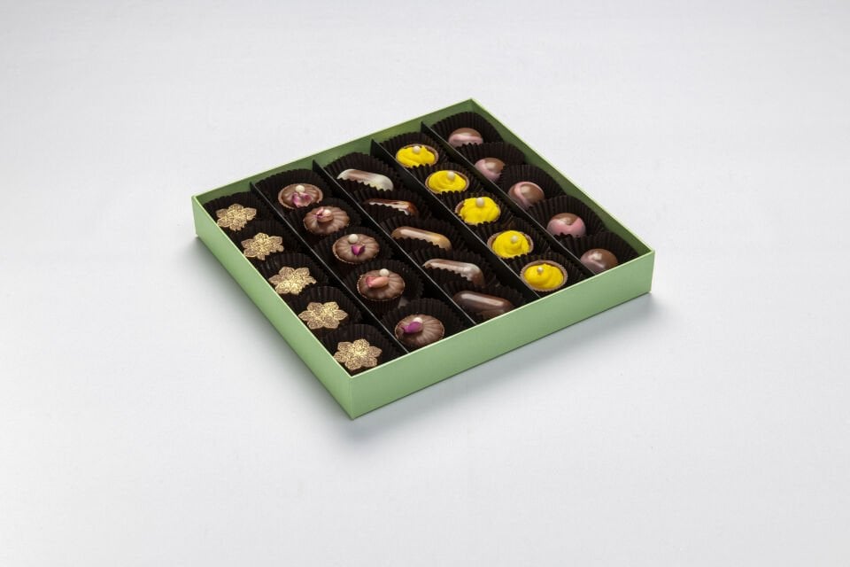 Artizan Karamel, Lotus, Fındık, Siyah Susam Ganaj Dolgulu Çikolata