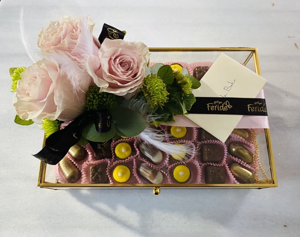Taze Çiçeklerle Süslenmiş Cam Kutulu Artizan Çikolata