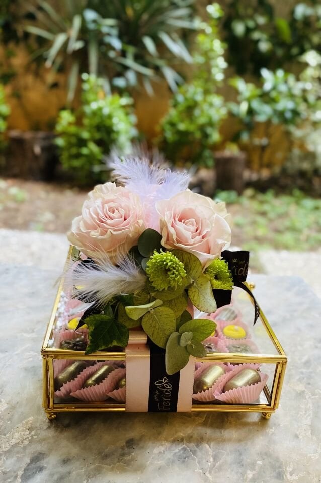 Taze Çiçeklerle Süslenmiş Cam Kutulu Artizan Çikolata